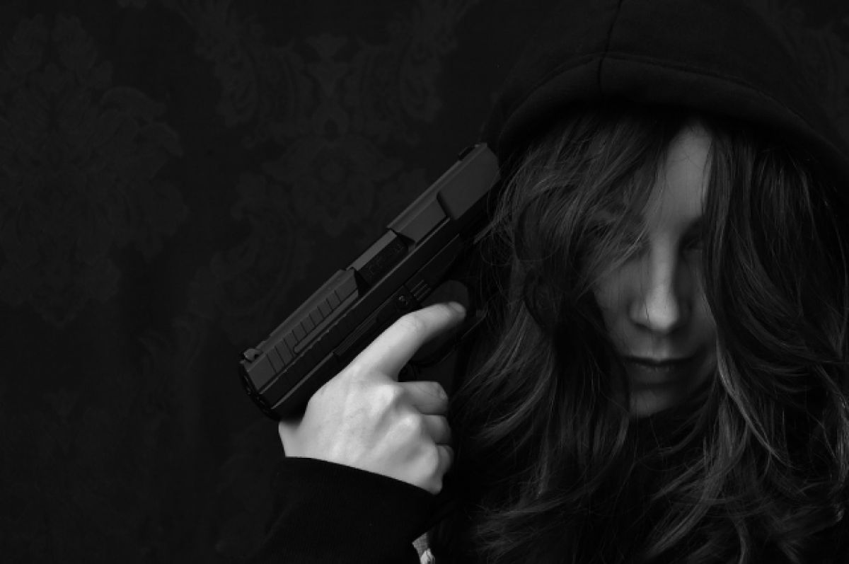 Девушка с пистолетом у Виска