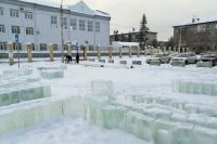 Строительство снежного городка в Октябрьском районе.