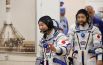Члены основного экипажа 20-й экспедиции на МКС японские космические туристы Юсаку Маэдзава и Йозо Хирано (слева направо) после облачения в скафандр в монтажно-испытательном корпусе космодрома Байконур