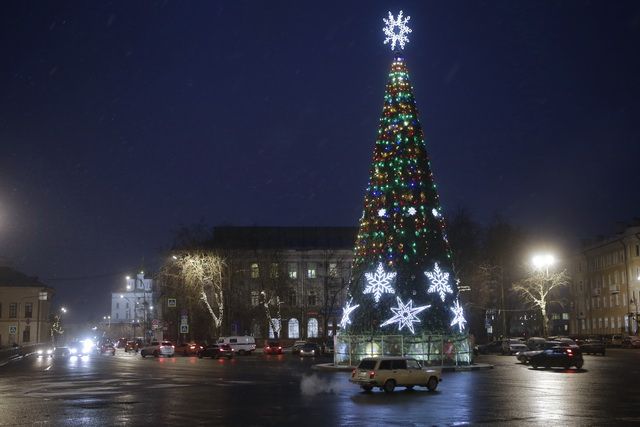 Установку главной новогодней елки в Пскове перенесли на 11 декабря