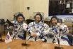 Члены основного экипажа 20-й экспедиции на МКС космонавт Роскосмоса Александр Мисуркин (в центре), японские космические туристы Юсаку Маэдзава (справа) и Йозо Хирано (слева) во время церемонии проводов