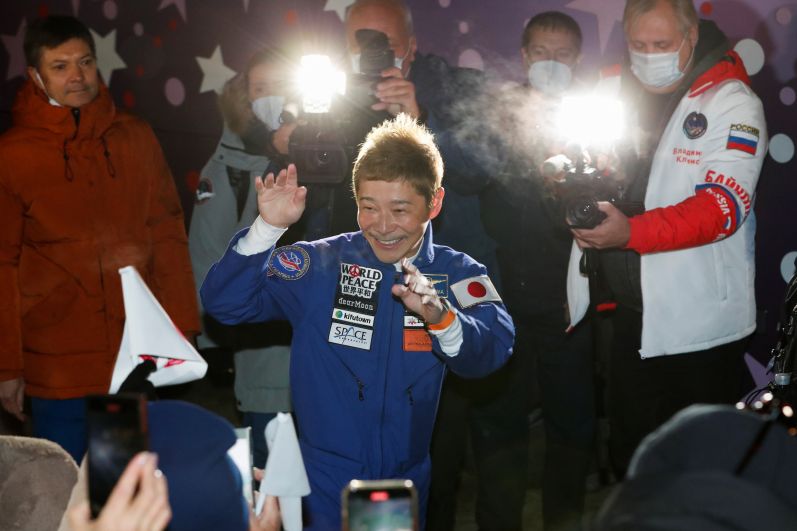  Член основного экипажа 20-й экспедиции на МКС японский космический турист Юсаку Маэдзава во время церемонии проводов