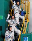 Член основного экипажа 20-й экспедиции на МКС космонавт Роскосмоса Александр Мисуркин (на первом плане), японский космический турист Юсаку Маэдзава (на втором плане) и Йозо Хирано (на третьем плане) перед запуском ракеты-носителя «Союз-2.1а» с транспортным пилотируемым кораблем «Союз МС-20» со стартовой площадки космодрома Байконур