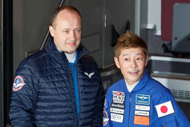 Члены основного экипажа 20-й экспедиции на МКС космонавт Роскосмоса Александр Мисуркин и японский космический турист Юсаку Маэдзава (слева направо) во время церемонии проводов