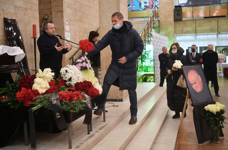 Режиссёр Аким Салбиев (слева) на церемонии прощания с продюсером, создателем фестиваля «Кинотавр» Марком Рудинштейном в Доме кине