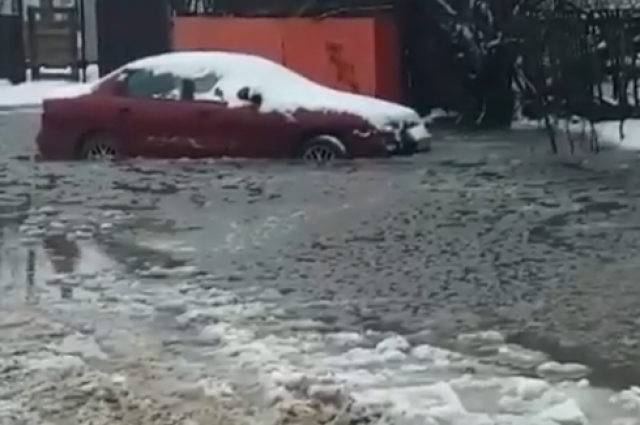 В Рязани из-за таяния снега затопило улицу Окскую