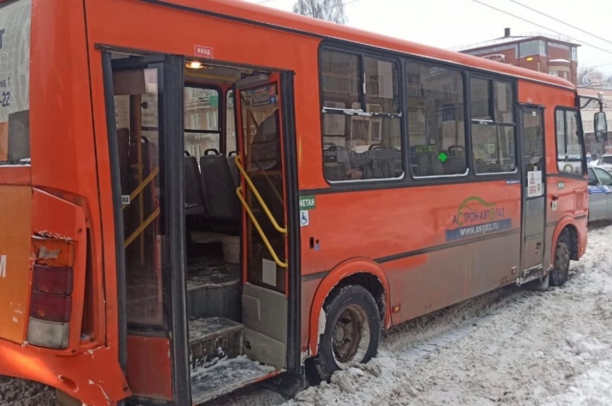 В центре Кирова столкнулись два пассажирских автобуса | АиФ Киров