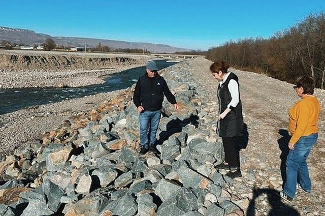 Берега Аксаута укрепят до конца 2021 года.