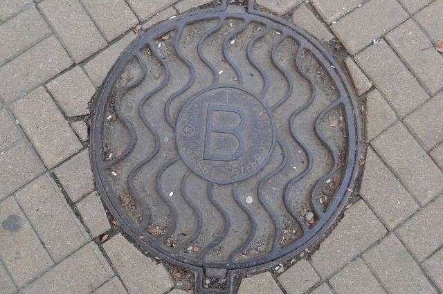 В Оренбурге двое подростков хотели подзаработать на краже канализационных люков. 