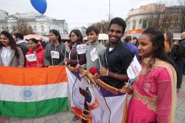 Индийцы с флагом Индии на праздновании Дня народного единства в Симферополе, Крым, Россия.
