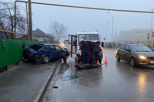 В Грязях Липецкой области автобус столкнулся с легковушкой