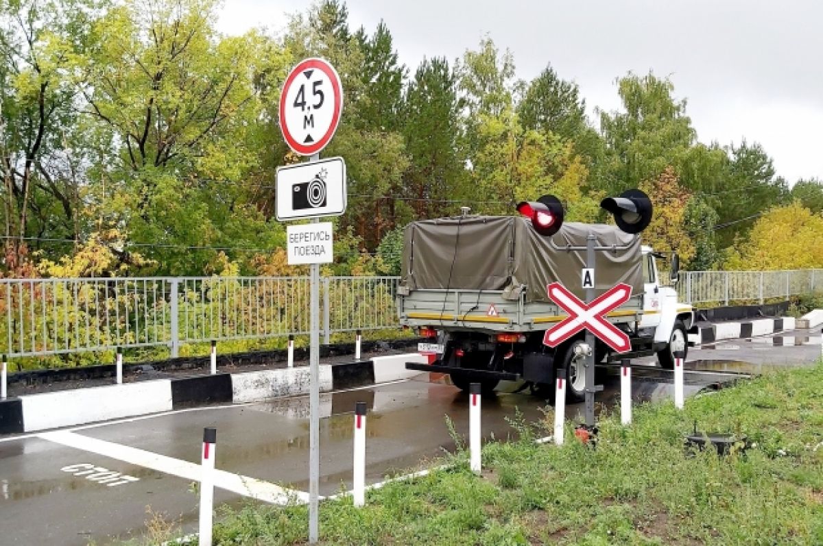 В Омске будущие водители отработали навыки пересечения ж/д переездов | АиФ  Омск