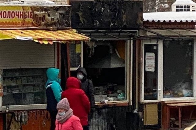 В Новосибирске на «Студенческой» сгорел киоск с чебуреками