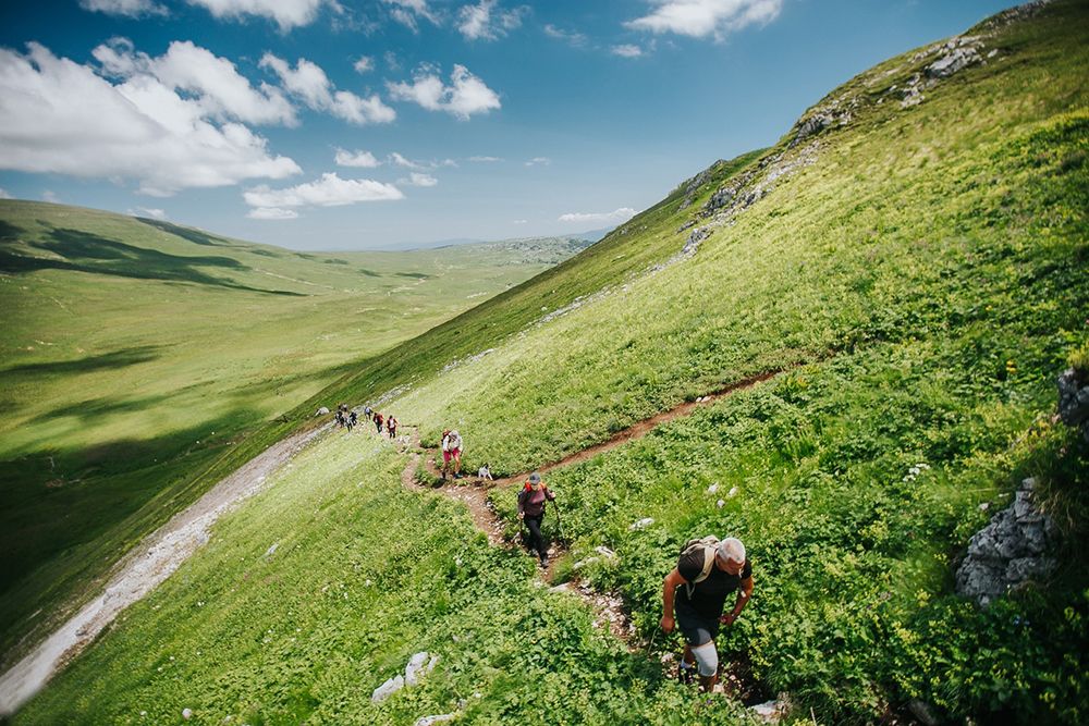 Группа туристов поднимается на гору Оштен (Адыгея), июль 2021 г.