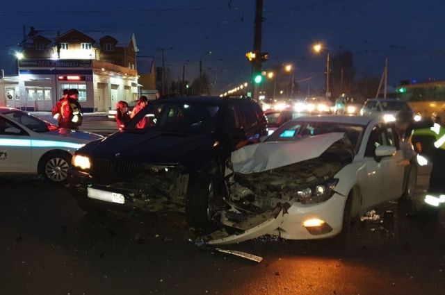 В Новосибирске ребёнок пострадал в столкновении BMW X5 и Mazda 3