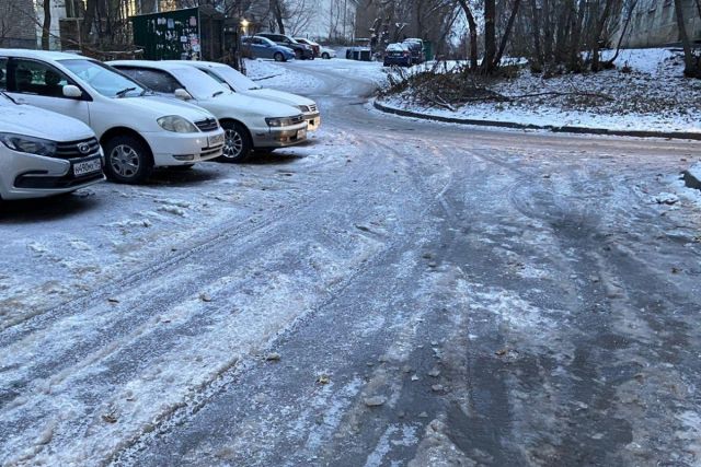 В Брянске после ледяного дождя дороги и тротуары покрылись льдом