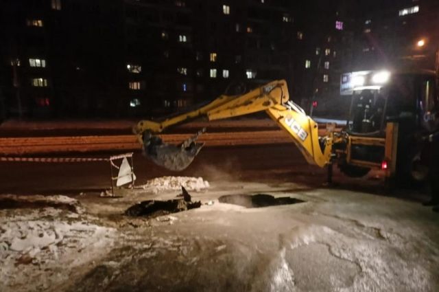 Грунт провалился на дороге в Барнауле из-за аварии на теплосети