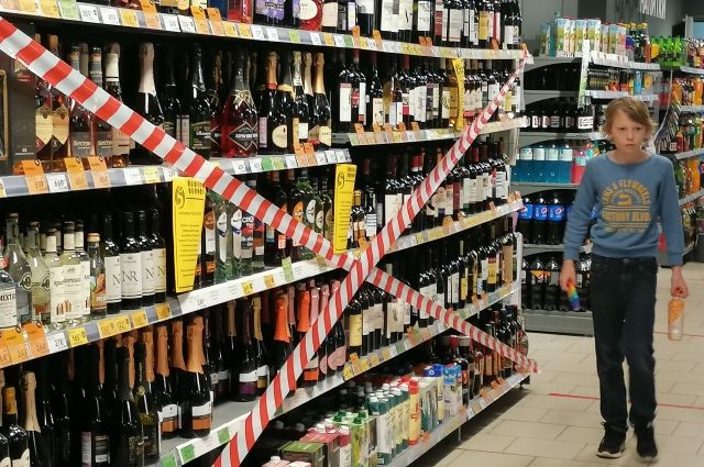 Из-за стола - в морг? В России хотят запретить продажу алкоголя в Новый год