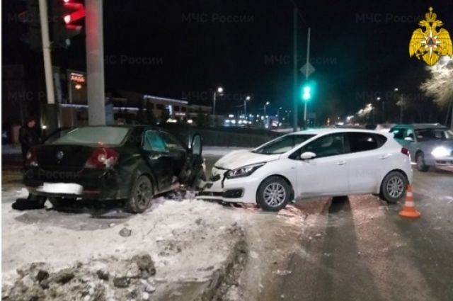 После ДТП на улице Волгоградской в Оренбурге людей вырезали из машины