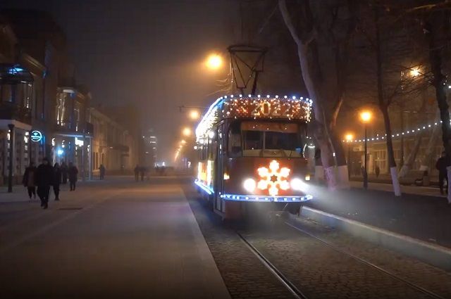 Во Владикавказе до 9 января можно бесплатно ездить на трамвае со снеговиком