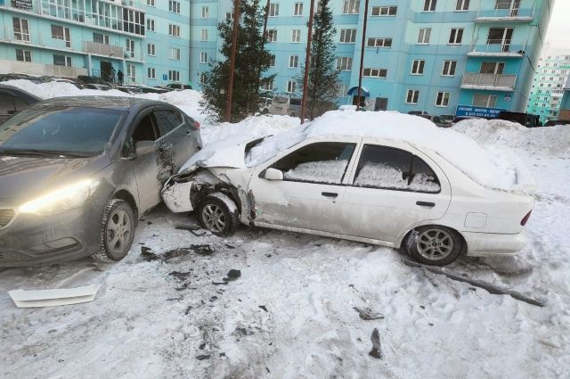 Водитель BMW X5 врезался в припаркованные во дворе машины в Новосибирске