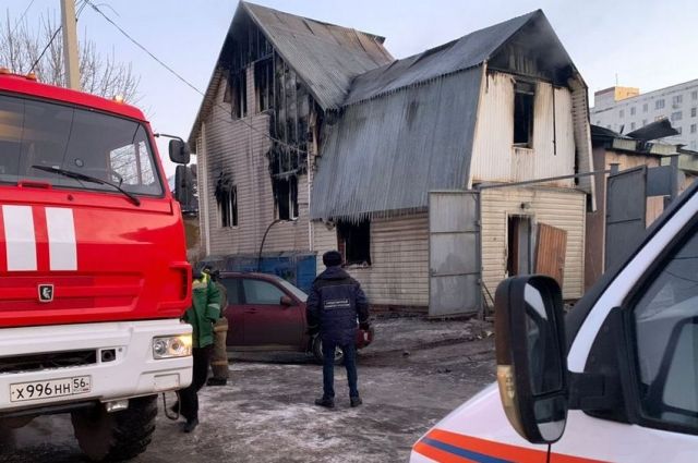 По факту смертельного пожара с тремя погибшими в Оренбурге начата проверка Следственного комитета и прокуратуры. 