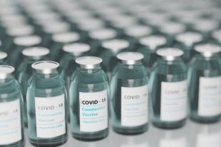 В Украине введут дополнительную дозу вакцины от COVID-19.