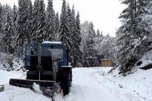 На Прикарпатье из-за схода оползня заблокировано движение на одной из дорог.