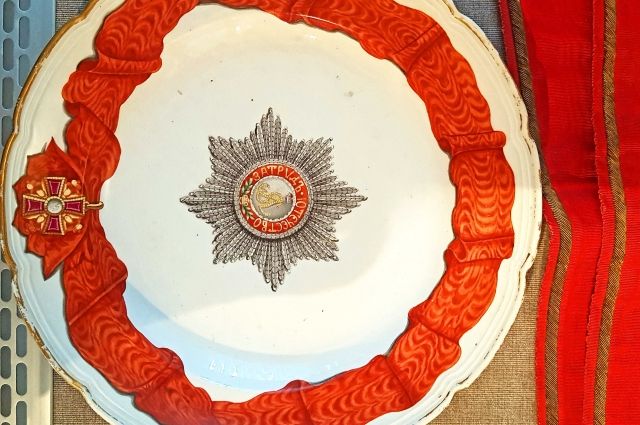 Тарелки из знаменитого сервиза ордена святого Александра Невского.