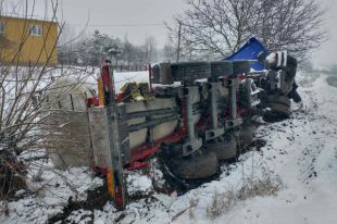 Под Львовом опрокинулся грузовик с глицерином: водителя госпитализировали.