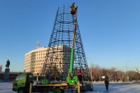 В Оренбурге приступили к монтажу 25-метровой главной городской елки.