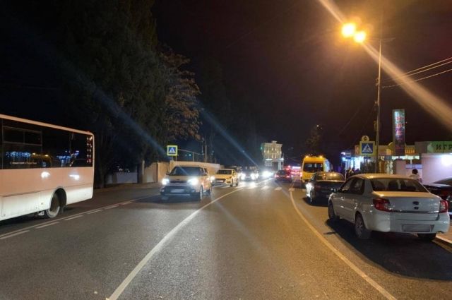 В Сочи водитель иномарки сбил 43-летнюю женщину на пешеходном переходе