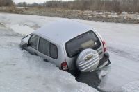 Из года в год водители преждевременно решают проехать по ещё некрепкому льду.