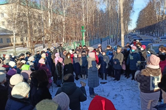 В сходе граждан в селе Кандры 12 декабря приняли участие более 200 человек.