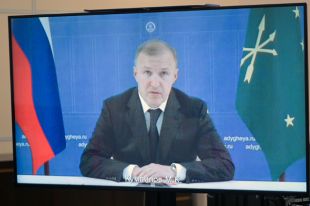 Глава Республики Адыгея Мурат Кумпилов во время встречи в формате видеоконференции с президентом РФ Владимиром Путиным.