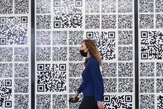 Посетительница у стены с QR-кодами в технопарке имени Попова в Иннополисе.