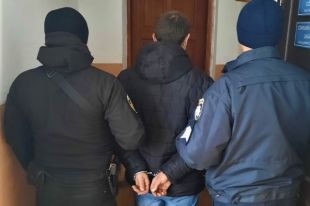 Во Львовской области мужчина пытался отобрать оружие у полицейского: детали