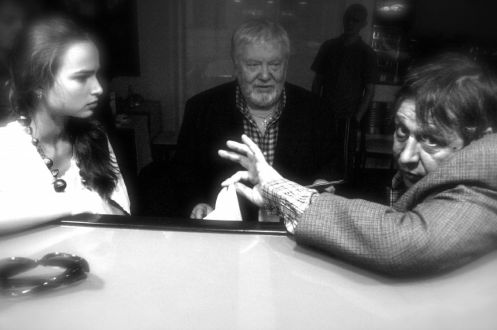 Актриса Соня Карпунина (Соня), режиссер Сергей Соловьев и актер Михаил Ефремов (Гена) (слева направо) на съемках фильма «Одноклассники».