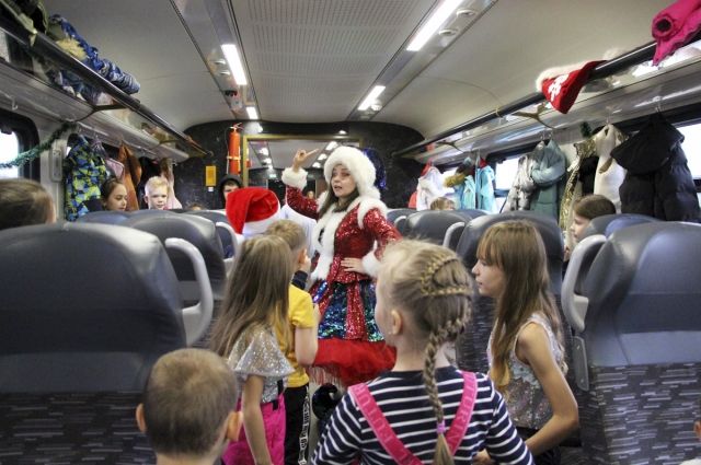 Более 130 детей отправились из Южно-Сахалинска на волшебном поезде «Полярный Экспресс» в небольшое путешествие. 