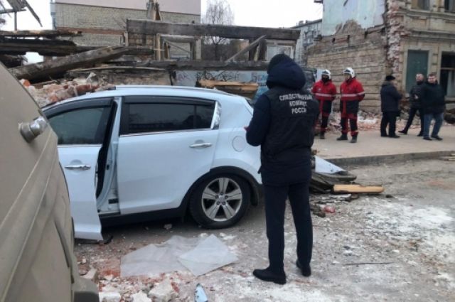 При обрушении дома в Саратове госпитализировали водителя KIA Sportage