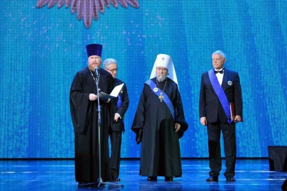 На сцене зачитали обращение патриарха Кирилла.