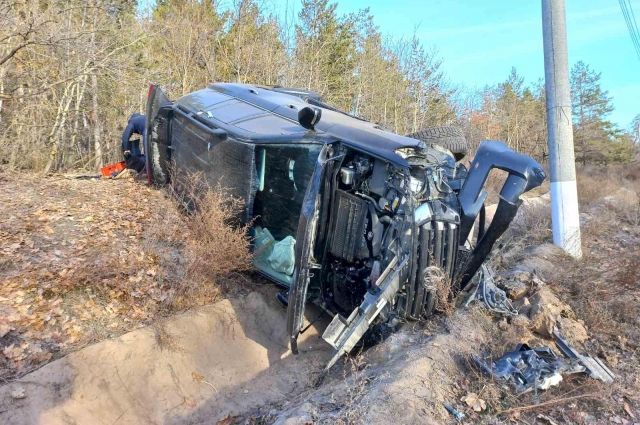 В Тольятти 18-летний водитель свалил Toyota Land Cruiser в канаву у дороги