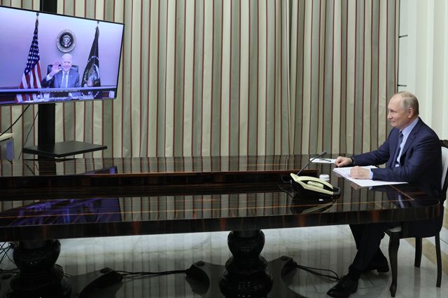 Президент РФ Владимир Путин во время переговоров с президентом США Джозефом Байденом в режиме видеоконференции.