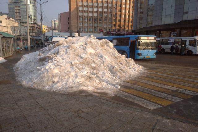 Просят не парковаться: во Владивостоке продолжают убирать снег