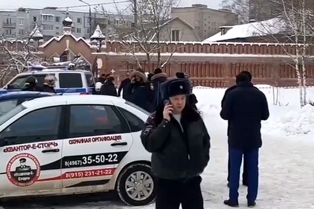 Сотрудники полиции у православной гимназии в Серпухове, где произошел взрыв.
