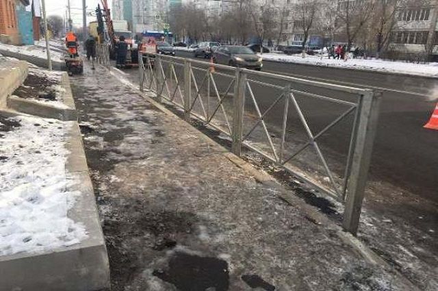 На улице Туркестанской установили ограждения вдоль тротуаров