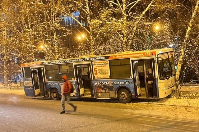 В Новосибирске автобус № 5 столкнулся с деревом на Красном проспекте