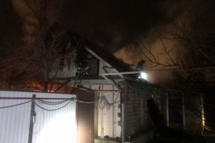 В Орске по улице Народовольцев пожарные ликвидировали крупный пожар.