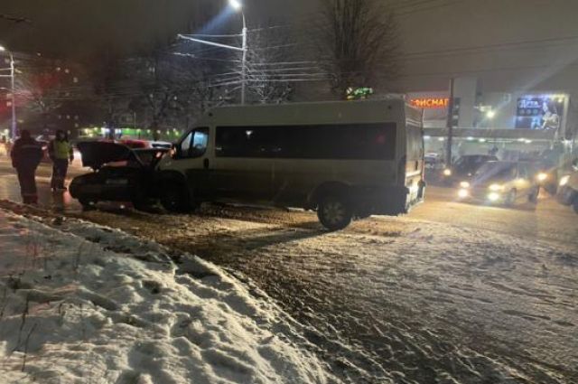 В ДТП с маршруткой в Рязани пострадали два человека