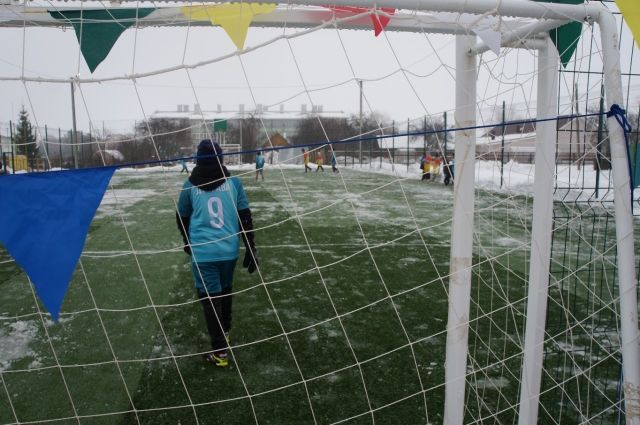 Футбольное поле за два млн рублей появилось в Дальнеконстантиновском районе